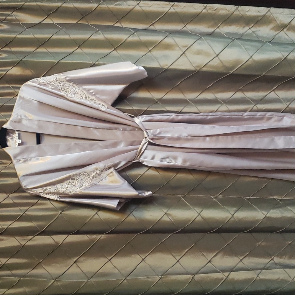 EUC- Josie Natori Vintage Lace Accent Robe